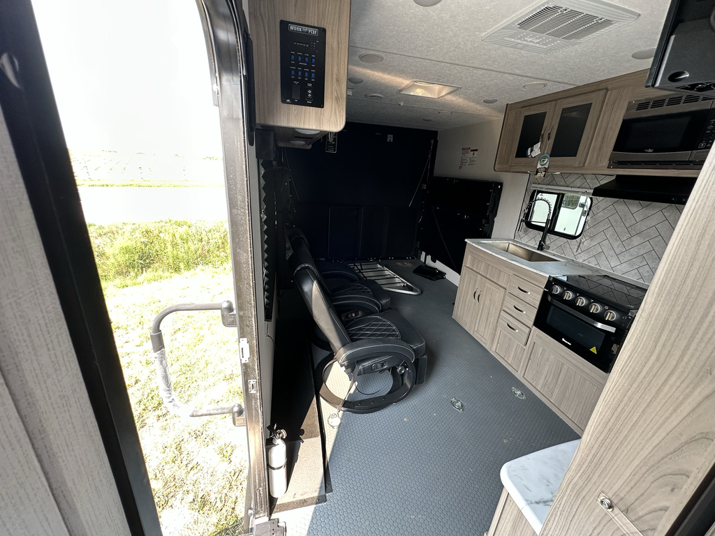 2023_WORKANDPLAY_21LT